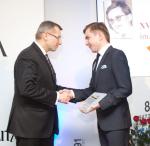 Krzysztof Kwiatkowski przyjmuje nagrodę z rąk syna Andrzeja Bączkowskiego, Mateusza 