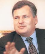 Zupa kapuściana czyni cuda. Na zdjęciu Aleksander Kwaśniewski pod koniec I kadencji (2000)