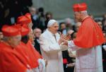 Luty 2014. Nowy kardynał Kościoła, Niemiec Gerhard Muller, przyjmuje powinszowania od Benedykta XVI