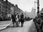 Parada kawalerii niemieckiej  na praskim placu Wacława,  w kilka tygodni po inwazji  na Czechosłowację