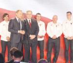 Premier Donald Tusk, i prezydent Bronisław Komorowski oraz trenerzy (od lewej): Witold Mazur,  Łukasz Kruczek, Wiesław Kmiecik  i łyżwiarz Jan Szymański  
