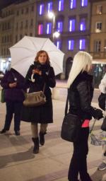Studentki z białymi parasolkami przekonują na Trakcie Królewskim, że w nocy warto pójść do kościoła