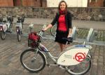 Iwona Krzemińska, tegoroczna praktykantka w PwC z miejskim rowerem reklamującym staże w firmie