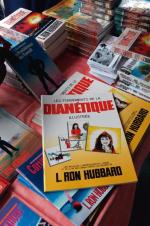 Ron L. Hubbard jako autor pulp fiction nie odniósł sukcesu, ale traktaty scjentologiczne sprzedają się w milionowych nakładach