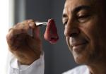 Prof. Seifalian demonstruje nos wykonany przez specjalistów z jego laboratorium 