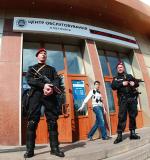 Uzbrojeni ukraińscy milicjanci pilnują wejścia do budynku rządowego  w Doniecku 