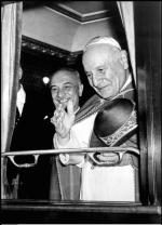 Rzym, październik 1962. Jan XXIII pozdrawia wiernych na dworcu przed podróżą do Loreto i Asyżu