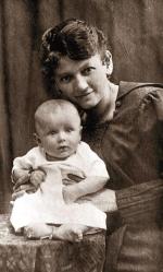 Mały Karol z matką w 1920 r. w Wadowicach