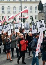 Uczestnicy obchodów rocznicowych na Krakowskim Przedmieściu nieśli zdjęcia ofiar