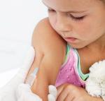 Obawy i niezamożność rodziców, wskazania lekarskie oraz moda to główne przyczyny, dla których z roku na rok przybywa nieszczepionych dzieci  