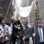 Przedstawiciele wspólnoty żydowskiej  w Barcelonie zanoszą Torę do nowo-konsekrowanej synagogi
