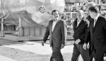 Putin ze wspólnikami od gazociągu północnego ucieszą się  z rehabilitacji gazu – zauważa  Zbigniew Ziobro.  Na zdjęciu:  od lewej były kanclerz Niemiec  Gerhard Schröder, Władimir Putin  i prezes Gazpromu  Aleksiej Miller,  6 września  2011 roku  na terenie tłoczni gazu „Portowaja”