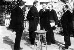 Podpisanie układu w Rapallo, 16 kwietnia 1922 roku. Po prawej delegacja sowiecka,  pośrodku szef dyplomacji Gieorgij Cziczerin 