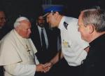 Marek Luty (w mundurze) do dziś wspomina, jak w 1999 roku przed klasztorem Urszulanek Jan Paweł II uścisnął mu dłoń  i podziękował za pracę przy ochronie wizyty 