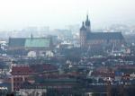W rankingu najbardziej zanieczyszczonych miast w Unii Europejskiej 3. lokatę otrzymał Kraków (na zdjęciu), 6. – Nowy Sącz, 7. – Gliwice, 8. – Zabrze, 9. – Sosnowiec, a 10. – Katowice