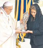 Papież Franciszek i Floribeth Mora Diaz (uzdrowiona za wstawiennictwem JPII) trzymają relikwiarz z krwią polskiego papieża 