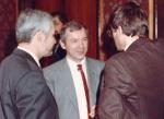 Podczas rozmowy z Leszkiem Balcerowiczem (z prawej) i J.K. Bieleckim w 1991 r. w sali posiedzeń rządu.