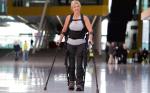 Ta kobieta z pomocą robota stanęła  na nogach po 20 latach na wózku inwalidzkim