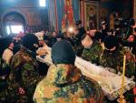 Spotkanie republiki i Kościoła na pogrzebie zabitego aktywisty Majdanu Mychajło Żyzniewskiego. Kijów, 26 stycznia