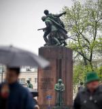 Warszawa ma aż cztery pomniki upamiętniające Armię Czerwoną. Jeden z nich, Czterech Śpiących przy Dworcu Wileńskim, odnowiono przy okazji budowy metra 