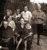 Jedno  z nieznanych dotąd zdjęć „Inki” (wykonane zapewne  w 1937 r.): Danuta Siedzikówka stoi czwarta  z lewej. Towarzyszy  jej rodzina  