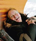 Nils (Stellan Skarsgård) sam wymierza sprawiedliwość 