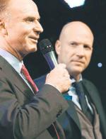 <Karl-Heinz Rummenigge (z lewej) to idol byłej RFN, Matthias Sammer dorastał  w NRD.  Dziś razem rządzą Bayernem Monachium. Ale takie spotkania zdarzały się rzadko 