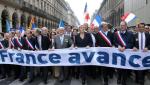 1 maja w Paryżu. Maszeruje francuski Front Narodowy, na czele przywódczyni Marine Le Pen z ojcem