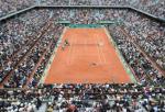 Kort centralny im. Philippe’a Chatriera – byłego szefa Francuskiej Federacji Tenisowej, który zbudował potęgę turnieju Rolanda Garrosa i miał wielki wpływ na rozwój zawodowego tenisa. Trybuny mieszczą 15 tysięcy widzów