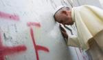 Franciszek I modli się przy murze oddzielającym Izrael od Autonomii