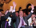 Nigel Farage i inni eurosceptycy zyskali większe znaczenie w europarlamencie (na zdjęciu lider Partii Niepodległości 25 maja w Southampton po ogłoszeniu jego wyborczego zwycięstwa)
