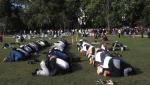 Muzułmańskie modlitwy w londyńskim Hyde Parku, czyli legendarne angielskie trawniki w nowej roli