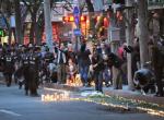 Pamięć o ofiarach. Mieszkańcy Urumczi palą świeczki po krwawym zamachu na miejskie targowisko 