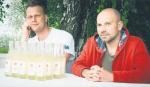 Marcin Hermanowicz (po lewej)  oraz Tomasz Porowski planują zwiększenie produkcji swojego cydru  
