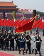 Plac Tiananmen we wtorek. Czerwone sztandary, portret Mao Dzedonga i ani słowa o rocznicy 