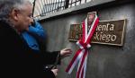 Kielce, grudzień 2011 r. Prezes PiS Jarosław Kaczyński odsłania tablicę na ulicy imienia jego zmarłego brata  