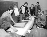 Szkolenie w Zarządzie Regionu dolnośląskiej „Solidarności”,  rok 1981. Na pierwszym planie – Andrzej Poddębniak, podziemny drukarz w latach 80., demonstruje zalety ramki sitodrukowej