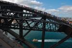 Entuzjaści z Rotary Club w Sydney zdołali pobić rekord z księgi Guinnessa: na rusztowaniu Sydney Harbour Bridge stanęło w rzędzie 340 osób, wymachując 216 flagami państw świata. Na szczęście, mimo dystansu Australijczyków do spraw Starego Świata, nie odnotowano wśród nich czarno-niebiesko-czerwonego sztandaru Donieckiej Republiki Ludowej.