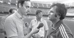 Dariusz Szpakowski w rozmowie z Antonim Piechniczkiem podczas MŚ 1982 w Hiszpanii. Rozmowie na Camp Nou przysłuchuje się Hubert Kostka, były bramkarz reprezentacji