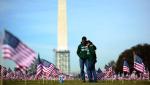 Prawie 2 tysiące amerykańskich flag upamiętniło w marcu w Waszyngtonie weteranów wojny w Iraku i Afganistanie, którzy popełnili samobójstwo.  Kolegów wspominali byli żołnierze Colleen Ryan oraz Jeff Hensley