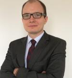 Piotr Kasprzak jest absolwentem Wydziału Nauk Ekonomicznych Uniwersytetu Warszawskiego, od 2008 r. pracuje w NBP materiały prasowe
