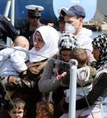 Port w Palermo. Włoscy marynarze pomagają nowym uchodźcom 
