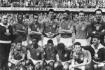 Brazylia 1958 ze swoim pierwszym Pucharem Świata. Od lewej stoją: trener Vicente Feola, Djalma Santos, Zito, Bellini, Nilton Santos, Orlando, Gilmar. W pierwszym rzędzie: Garrincha, Didi, Pele, Vava, Zagalo, trener Amildo Chirol. Jedno ze zdjęć w muzeum na Pacaembu