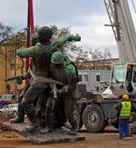 Pomnik Czterech Śpiących został usunięty na czas budowy metra, zgodnie  z planem miał wrócić po zakończeniu tej inwestycji