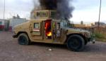 Płonący transporter irackich służb specjalnych  w Mosulu po ataku kilkuset uzbrojonych dżihadystów na miasto
