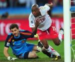 W 2010 roku Hiszpanie zostali mistrzami świata, mimo że mundial w RPA zaczęli od przegranej 0:1 ze Szwajcarią. Z lewej Iker Casillas, obok Szwajcar Gelson Fernandes