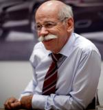 Dieter Zetsche jest prezesem Daimlera i szefem Mercedesa Benza od 2006 roku. Urodził się w Turcji, gdzie mieszkali jego rodzice. Do Niemiec przeprowadzili się w 1953 roku. Jest inżynierem, skończył uniwersytet w Karlsruhe, doktoryzował się na uniwersytecie w Paderborn. W Daimler Benz pracuje od 1976 roku. Prezesem i dyrektorem generalnym Chryslera został w roku 2000. 