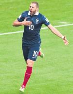 Karim Benzema nie śpiewa Marsylianki, ale po golach dla Francji jednak się cieszy