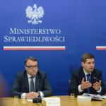 Minister sprawiedliwości Marek Biernacki (z lewej) i jego zastępca Michał Królikowski stwierdzili w piątek, że akcja w redakcji „Wprost” to blamaż prokuratury.  