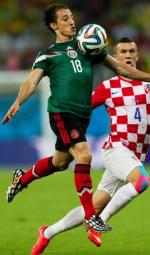 Andres Guardado (z lewej) strzelił drugiego gola dla Meksyku